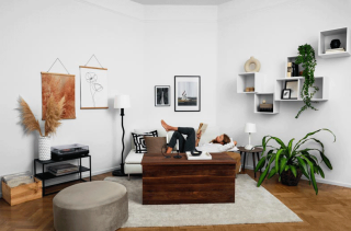 Unikátní design obývacího pokoje, který v sobě skrývá domácí posilovnu