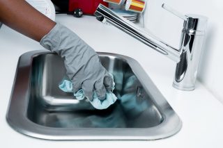 Tipy na čištění těžko přístupných oblastí, které jsou při čištění často přehlíženy