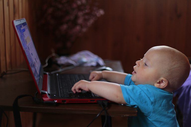 Děti se mohou do světa podívat online