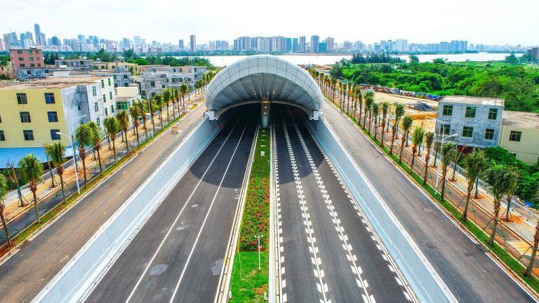 Východní silniční tunel ve městě Haikou v Číně