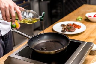 Michellinský fígl mistrovských kuchařů na zkrocení rozpáleného oleje. Konec prskání a mastným kapkám po celé kuchyni
