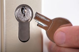 Zalomený klíč v zámku lze vyndat svépomocí během mžiku. Bez nutnosti volání zámečníka
