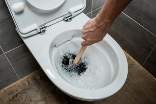 Toaleta bude dlouhodobě zářit novotou, zmizí vodní kámen a zůstane příjemná vůně. Vše zajistí lidová metoda čištění