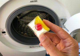 Hygienické vyčištění pračky od plísní a bakterií obyčejnou tabletou do myčky