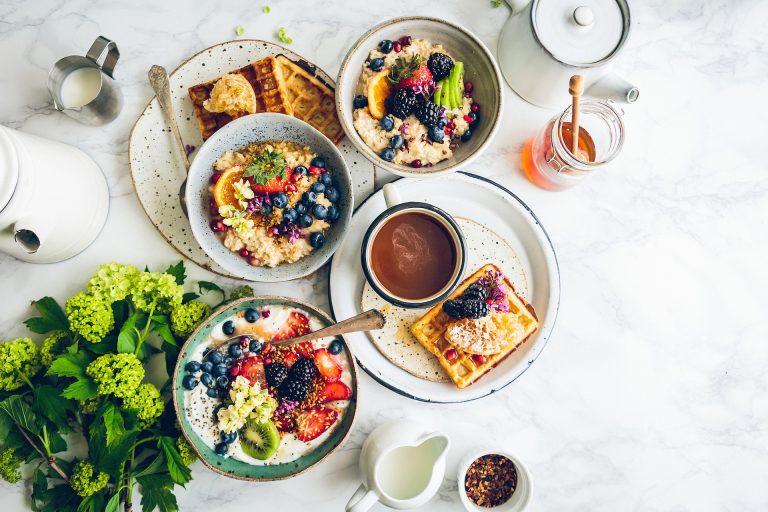 Základem úspěšného dne je zdravá a vydatná snídaně. Aby nakopla na celý den, musí obsahovat tyto suroviny