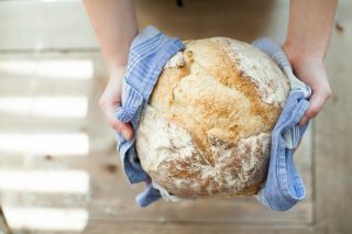 Domácí vláčný chléb s křupavou kůrkou zvládne v pohodlí domova upéct i úplný začátečník. Klíčovým krokem je příprava kvásku
