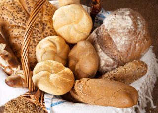 Tvrdé rohlíky a okoralý chléb nevyhazujte, pomocí vody a trouby budou chutnat jako právě přinesené z pekárny