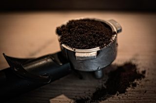 Zbytky mleté kávy jsou pokladem, který najde využití v každé domácnosti. Od zahrady až po boj proti blechám u domácích mazlíčků