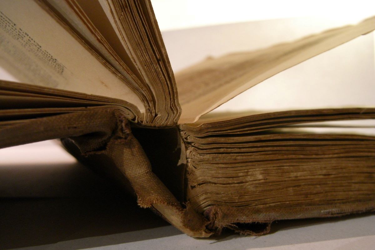 Библия ветхозаветная. Старинная записная книжка. Новый завет старая книга. Ветхий завет. Древние книги.