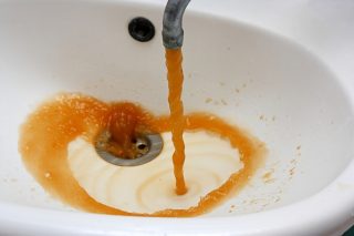 Proč utírat toaletu a umyvadlo řepkovým olejem? Kohoutky budou krásně čisté a vaně navrátí zapomenutý lesk