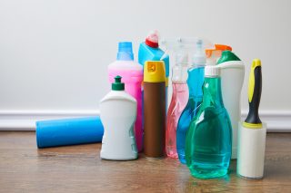 Obyčejné šampóny mají řadu nevídaných využití v domácnosti. Bez námahy nahradí speciální čistící prostředky a ušetří tisíce korun