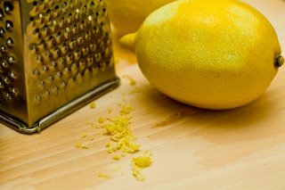 Proč je vhodné citron před konzumací nejprve zmrazit? Jeho kůra je bohatým antioxidantem, má násobně více vitamínů než samotná šťáva