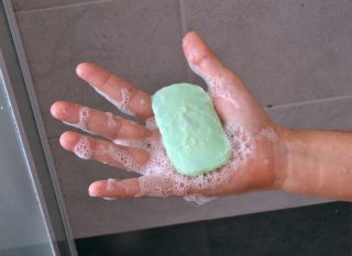 Klasické mýdlo neslouží jen k umývání rukou. V domácnosti nalezne řadu užitečných uplatnění