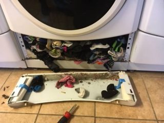 Jak, proč a kam mizí ponožky při praní v pračce? Neutuchající záhada mizejících ponožek odhalena