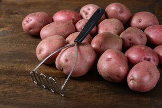 Šťouchadlo na brambory je všemocný nástroj. Pomůže i při ostatních běžných činnostech v kuchyni