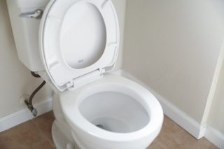 Záchodové prkénko má skrytou funkci, která o mnoho usnadní úklid