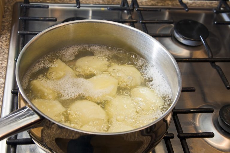 Voda z vařených brambor je hotový poklad a nikdy by se neměla vylévat. Má mnoho účinků, o kterých málokdo ví