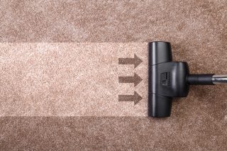 Jak správně vysát koberec? Nestačí jen jezdit hlavicí dopředu a dozadu. Téměř každý ho celý život luxuje špatně