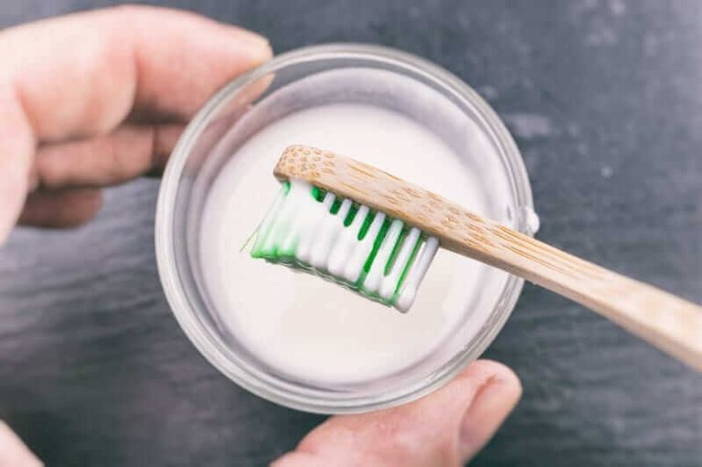 Kapka zubní pasty vyleští k dokonalosti zašlé plasty, parapet, mikrovlnku i umazané zdi. Poradí si nepřemožitelnými skvrnami raz dva