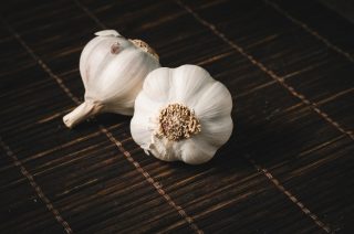 Jak se správně starat o česnek, aby jeho plody byly velké a dostatečně aromatické? Červen patří mezi klíčové měsíce