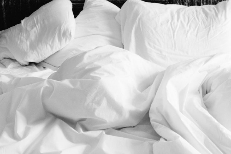 Proč nestlat postel ihned poté, co člověk vstane? Na první pohled neškodný zvyk může mít závažné zdravotní dopady