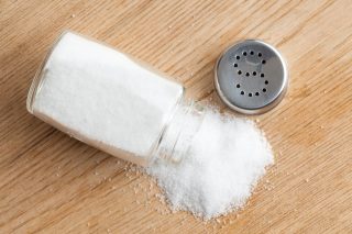 Sůl má mnohem více využití, než je známo. Odežene otravný hmyz, vyleští nádobí, uvolní ucpaný odpad a vybělí oblečení