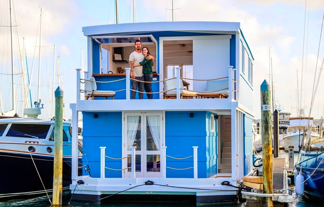 Starý houseboat proměnili v plovoucí ráj na zemi. Žijí si svůj sen přímo na vodě