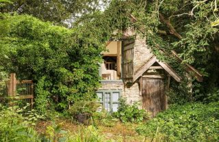 Manželé koupili 500 let starou rozpadlou stodolu na samotě u lesa za pár korun. Vykouzlili z ní chaloupku jako z pohádky. Okolní smetánka zelená závistí