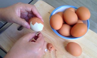 Sekundový způsob, jak oloupat vejce, aby byla krásně hladká a bílek nezůstal na skořápce. Stačí do hrnce přidat jednu surovinu