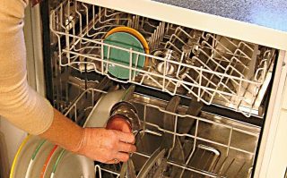 Jak správně umístit nádobí do myčky tak, aby bylo zářivě čisté, lesklé a voňavé jako nikdy předtím