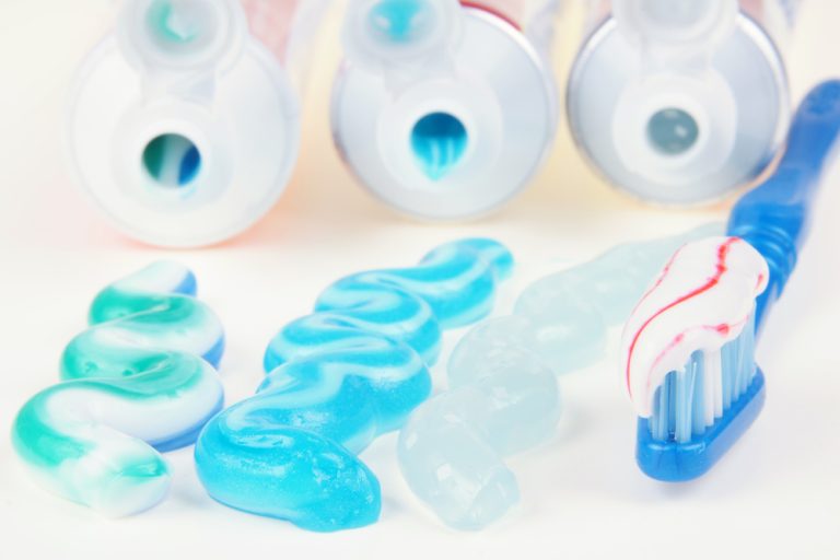 Zubní pasty mají skrytou čistící funkci, o které rozhodně nevíte. Co vše v praxi dokážou?