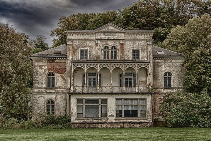 opustena villa