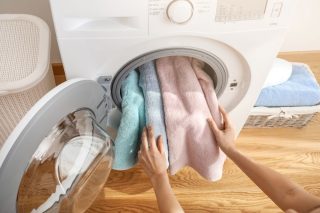 Tajemství měkkých, voňavých ručníků a ložního prádla. Hotelový fígl zničí bakterie, obnoví původní barvu a odstraní i zvířecí chlupy