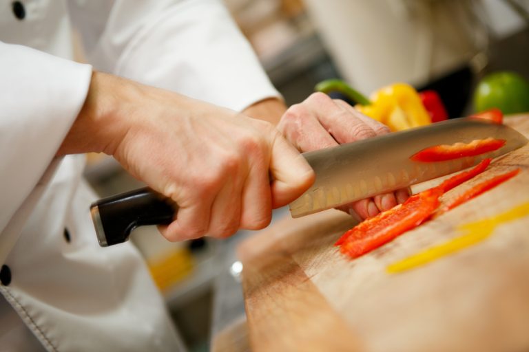 Zvládněte ty nejlepší techniky krájení, práce v kuchyni vám bude utíkat ostošest. Tajemství japonských šéfkuchařů prozrazeno