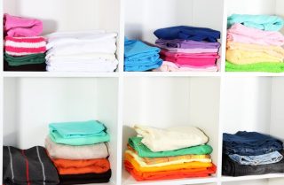 Skládejte oblečení tak, že vám ve skříni ušetří až polovinu místa oproti současnému stavu. Stačí znát pár triků, které zvládnete raz dva