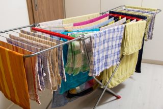 Usušte vyprané prádlo efektivně i bez sušičky. Obyčejný ručník zrychlí proces sušení až dvojnásobně