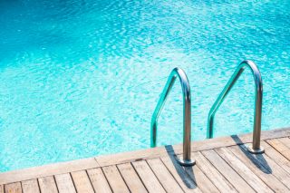 Jak snadno vyčistit bazén? Vitamínové tablety vykouzlí křišťálově čistou vodu přírodní cestou. Doma jako u moře
