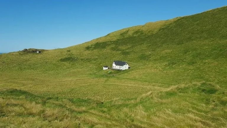 Příběh nejosamělejšího domu na neobydleném ostrově vyvolává husí kůži. Komu patří  a kdo ho postavil? Stojí tam již přes 100 let