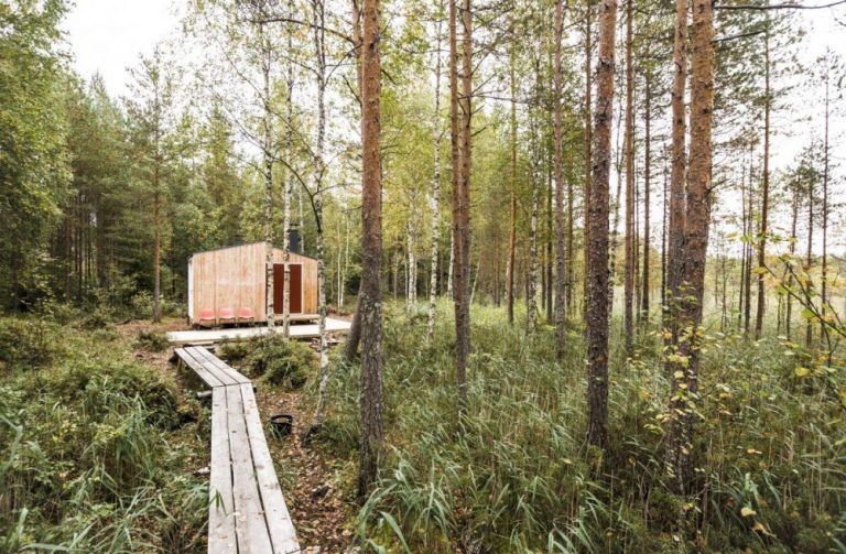 Luxusní chatu postavili za pouhých 350 tisíc korun. Nechybí v ní krásná kuchyň, ložnice, a dokonce i sauna