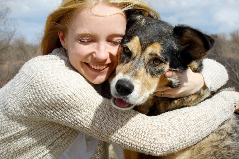 Klíčové způsoby, kterými vám pes říká, že vás miluje. Dělá je i ten váš?