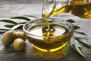 Olivový olej dokáže v domácnosti divy. 6 neokoukaných způsobů využití, které šetří čas, peníze i energii