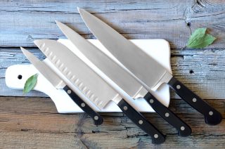 Chyby při práci s kuchyňskými noži, které je tupí a fatálně ničí. Pečujte o ně jako profík, odmění se vám nastokrát