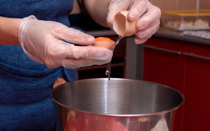 proces oddelovani zloutku od bilku