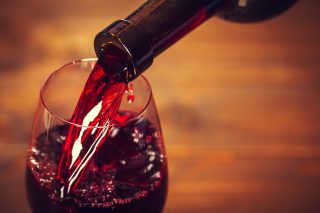 Someliér prozradil, jak zachovat perfektní chuť vína, i když je láhev otevřená. Platí pro bílé, růžové i červené