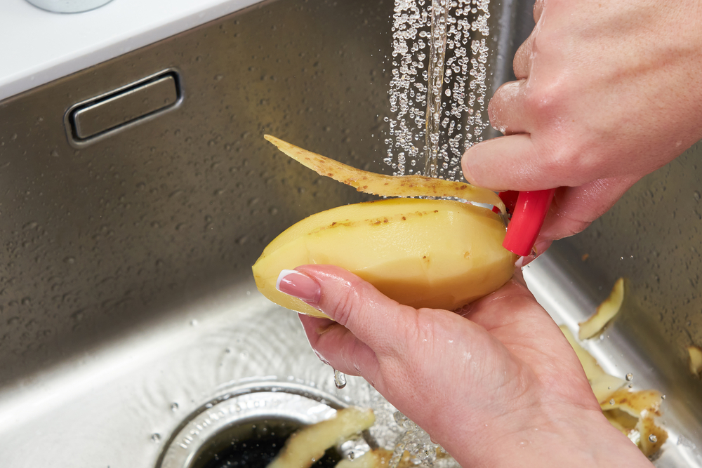 Jak jednoduše oškrábat brambory?