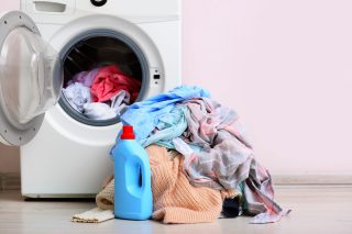 Prádlo už nikdy nebude zatuchlé a páchnoucí. Účinný pomocník zbaví zápachu, skvrn, bakterií i chlupů