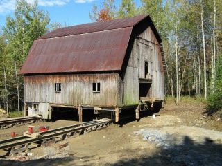 Koupili starou trouchnivějící stodolu zralou k demolici. Dnes z ní mají luxusní vilu za zlomek ceny