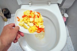 Splachujete zbytky jídel do záchodu? Pádný důvod, proč už to nikdy neuděláte
