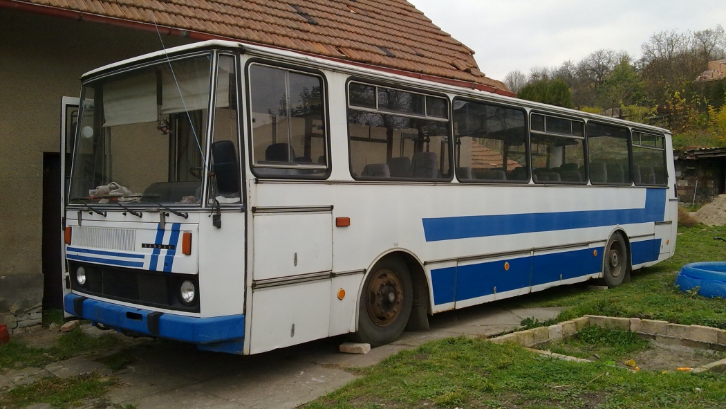 Koupili vyřazený autobus z vrakoviště za 300 000 Kč. Místo sešrotování z něj vytvořili pohádkový karavan pro sebe a své děti