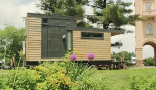 Svépomocí postavili energeticky soběstačný mobilní dům. 18,5 m² nabízí klimatizované království za minimální poplatky